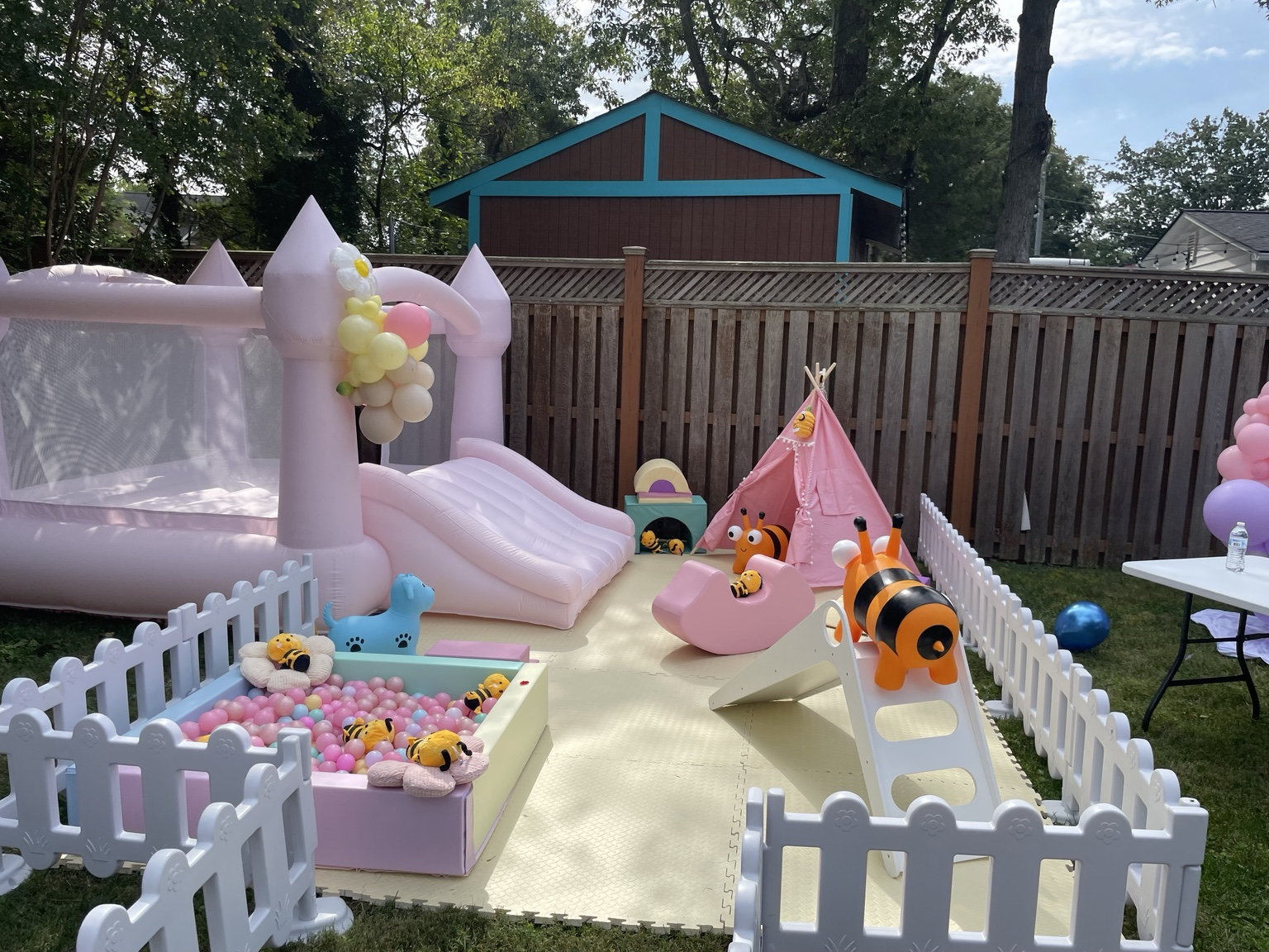 Mini Joy with bounce house pastel setup